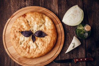 Пирог осетинский с красной рыбой, картофелем и зеленым  луком