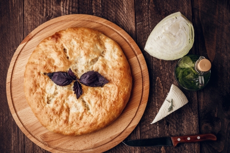 Пирог "осетинский" с говядиной , грибами и сыром